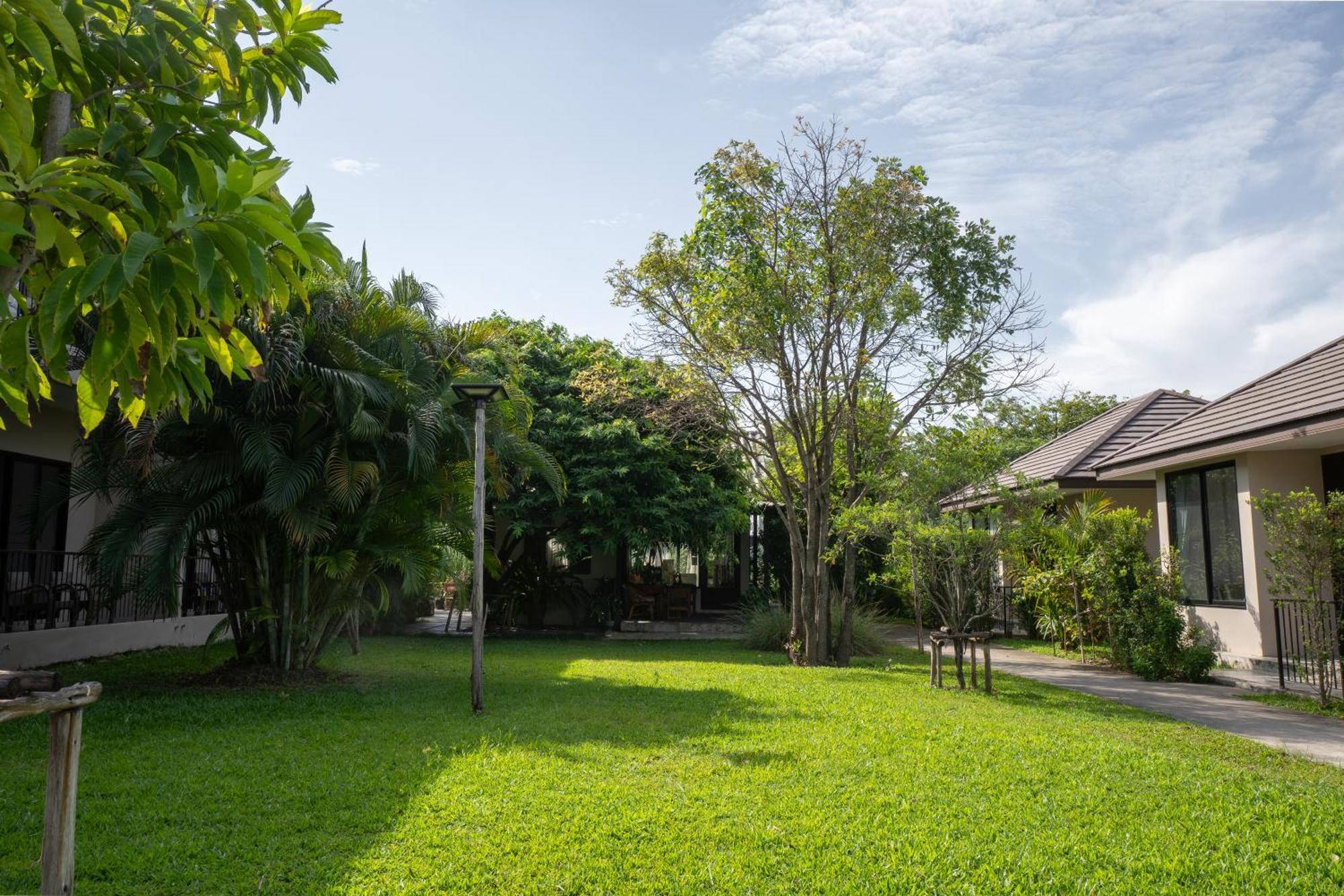 Ploen Pirom Hotel Bangkok Eksteriør billede